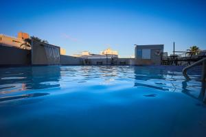 圣胡安珊瑚海的一座建筑物顶部的蓝色海水游泳池