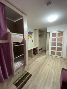ChortkivHostel Zolota Nyva的客房配有双层床和书桌。