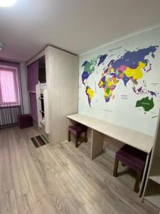 ChortkivHostel Zolota Nyva的墙上有一张世界地图的房间