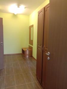 喀山Azalya Hotel的浴室设有门,铺有瓷砖地板。
