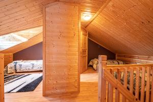 基蒂莱Rentorakka的小木屋卧室设有两张床和楼梯