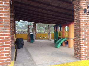 XicoCabanas la Chicharra的一个带滑梯和游戏结构的游乐场