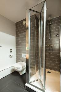 特伦特河畔伯顿快捷假日特伦托河上的伯顿酒店的带淋浴和卫生间的浴室