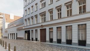 布拉格Hotel CUBE Prague的街上的白色建筑,有棕色门