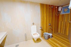 马哈巴莱斯赫瓦尔Kabila Agro Tourism的浴室配有白色卫生间和淋浴。