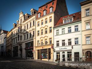 阿尔滕堡Marktblick - Ferienwohnungen LAUM Altenburg的城市街道上的一排建筑物