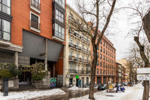 马德里Madrid Rio Apartment的一座有建筑物的城市里,有积雪覆盖的街道