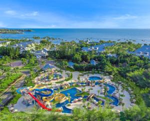 巴亚希贝Hilton La Romana All-Inclusive Family Resort的享有度假村水上公园的空中景致