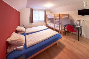 施维茨海申背包客住宿及酒吧旅舍的一间卧室配有一张床和一张带梯子的双层床