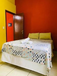 安格拉杜斯雷斯Alto do Marinas的红色墙壁的房间里一张床位