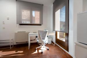 塞哥维亚Vizcainos Home Away的办公室,办公室里配有桌子和椅子