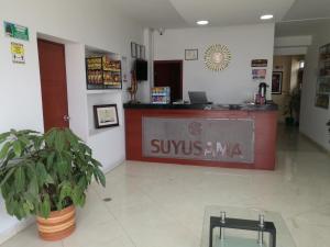 伊皮亚莱斯Hotel Suyusama的医院的大堂,设有接待台