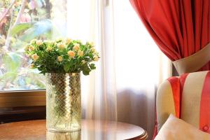 马德里唐皮奥酒店的花瓶坐在窗边的桌子上