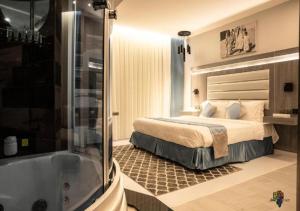 吉达Manazeli Jeddah -的酒店客房配有一张床和浴缸。