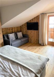蒂罗尔-基希贝格APART24的客厅配有床和沙发