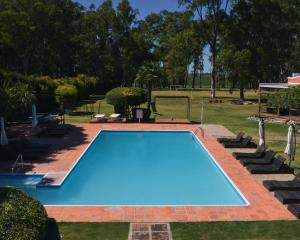 科洛尼亚-德尔萨克拉门托Casa del Sol Hotel & Restaurante的院子里的大型蓝色游泳池