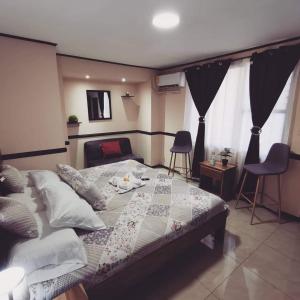 阿拉胡埃拉Toucan Hostel的一间卧室配有床,床上装有被子