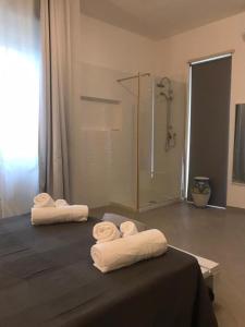 卡塔尼亚" DOMUS CORALLA" BnB Racconti Di Viaggio的浴室内的一张床上的两条毛巾