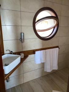 VipingoRomantic Beach House Vipingo的浴室配有盥洗盆、镜子和毛巾