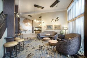 格伦伍德温泉Glenwood Hot Springs Resort的客厅配有沙发、椅子和桌子