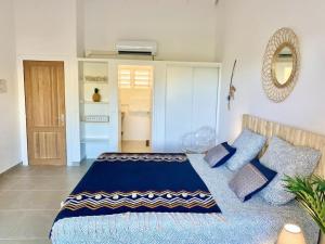 Cul de SacBeautiful suite S19 with pool and sea view的一间卧室配有蓝色的床和蓝色枕头