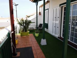 AbadesLa Casa del Sol, Abades的大楼内的阳台铺有绿色地板