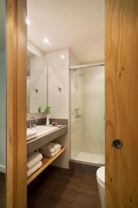 里约热内卢伊帕内玛旅馆的带淋浴、盥洗盆和卫生间的浴室
