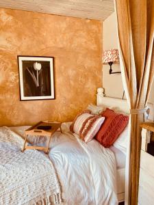 洛杉矶Under the Tuscan Sun Cottage in West Los Angeles的一间卧室配有一张桌子和一张床铺
