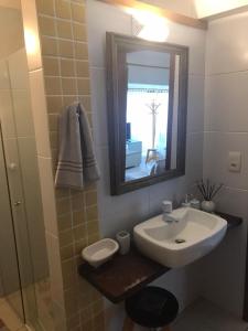 布希奥斯Suite Independente Por do Sol Ferradura的一间带水槽、镜子和淋浴的浴室