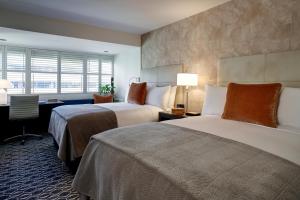 华盛顿杜邦环岛酒店的酒店客房设有两张床和窗户。