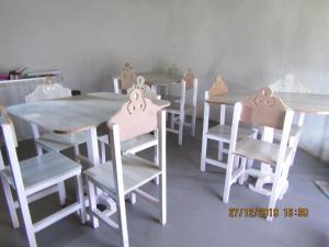 MokhotlongLibibing chalets的一套桌子和椅子