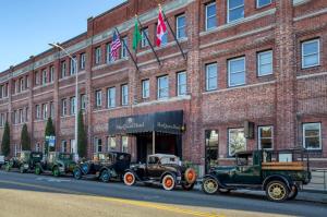 西雅图玛尔圭酒店的停在砖楼前的一排古董车