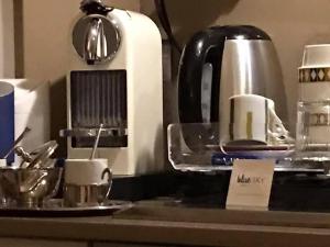 多尔切阿夸Stardust - Bedbluesky的厨房柜台配有咖啡壶和杯子