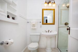 西雅图玛尔圭酒店的一间带卫生间、水槽和镜子的浴室