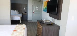 巴拿马城海滩佛罗里达帕拿玛城市海滩温德姆豪顿套房酒店的配有一张床和一台平面电视的酒店客房