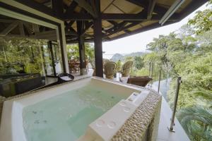 曼努埃尔安东尼奥Tulemar Resort的别墅甲板上的热水浴池