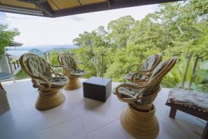 曼努埃尔安东尼奥Tulemar Resort的一组椅子坐在一个美景阳台