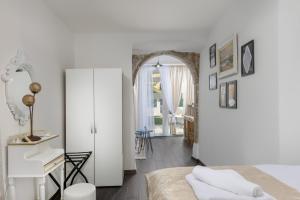 普纳特Apartments Mikulin Family的卧室设有白色墙壁、一张床和走廊