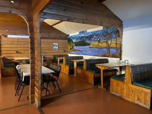 McGrathMcGrath Roadhouse的餐厅设有桌椅,墙上挂有绘画作品