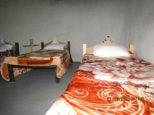 MokhotlongLibibing chalets的一间卧室配有两张床和一张桌子