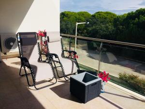 奥霍斯德古阿Delightful vacations apartment in Algarve的两把椅子坐在一个美景阳台