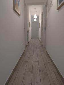 贾迪尼-纳克索斯B&B My Sicily的空的走廊,有白色的墙壁和木地板