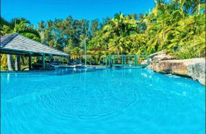 科夫斯港Superb Villa in Beach Resort的度假村内一个蓝色的大泳池