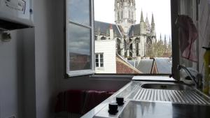 鲁昂Rouen Hyper Centre Cathédrale Hotel de ville的享有教堂景致的厨房窗户