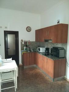 UgaNumero28,Casa Tilama的厨房配有木制橱柜和台面