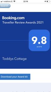 卡文Toddys Cottage & Stables的带有旅行审查程序的手机的截图