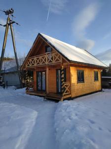 Zubrzyca DolnaOrawski Kąt的雪地里的小木屋,有风车