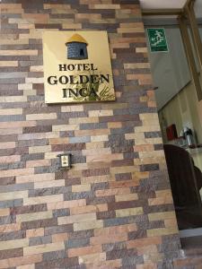 库斯科金印加酒店的砖墙,上面有酒店金色的旅馆标志