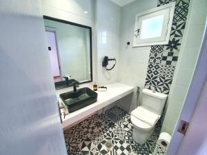 帕莱罗斯Paleros View Inn的一间带水槽、卫生间和镜子的浴室