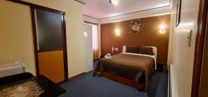 CallampayaHotel Espectacular的酒店客房设有床和窗户。